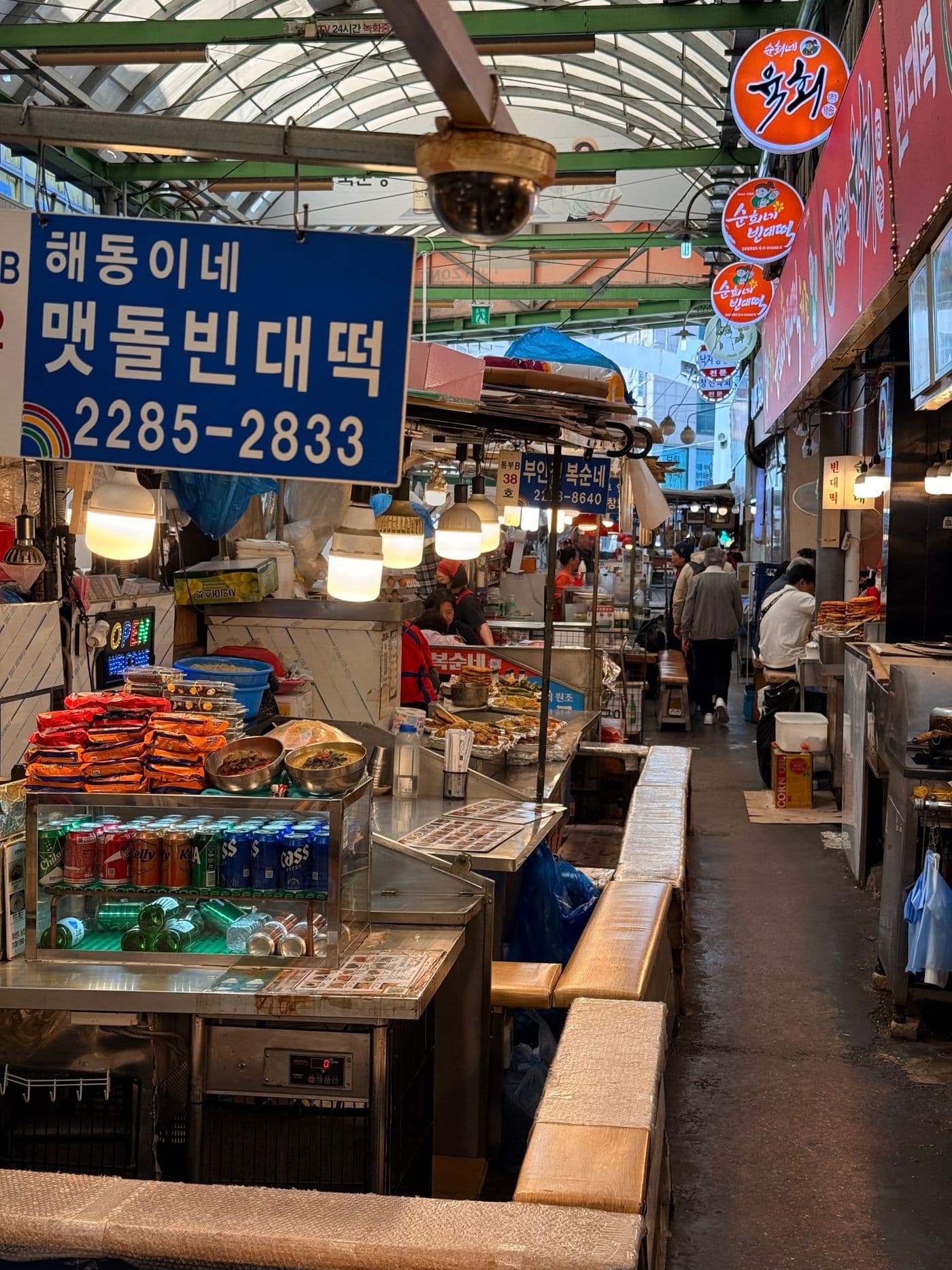 한국 전통시장 안의 먹거리 가게와 좌석 풍경